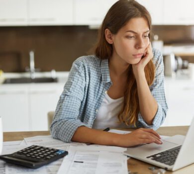 Mulher olhando as taxas de seu próprio negócio.