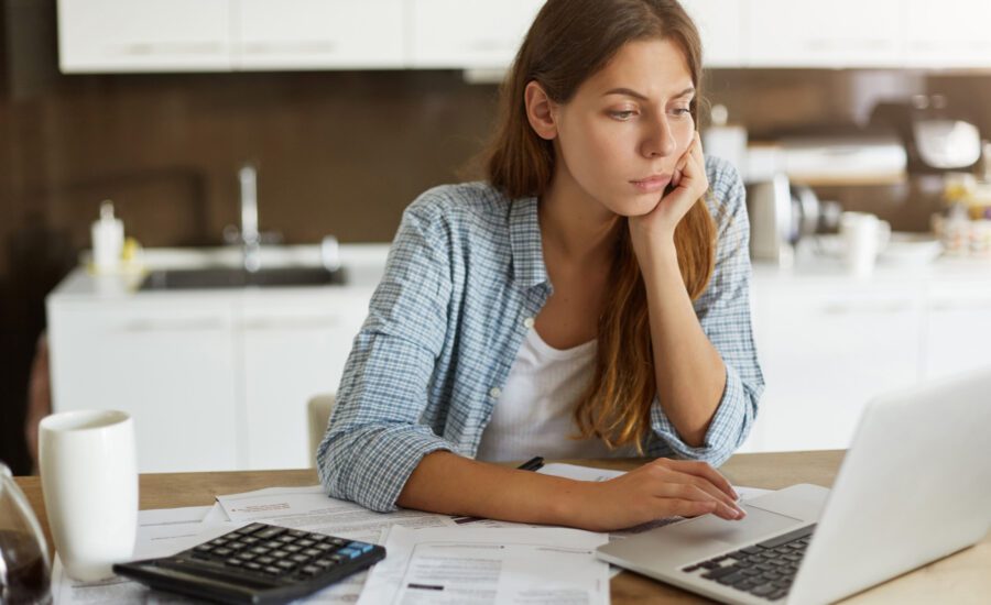 Mulher olhando as taxas de seu próprio negócio.