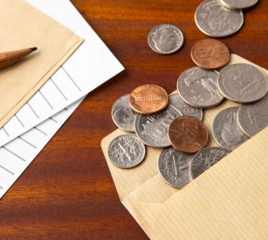 Close-up nas moedas na mesa: o guia definitivo de como evitar multas no seu negócio