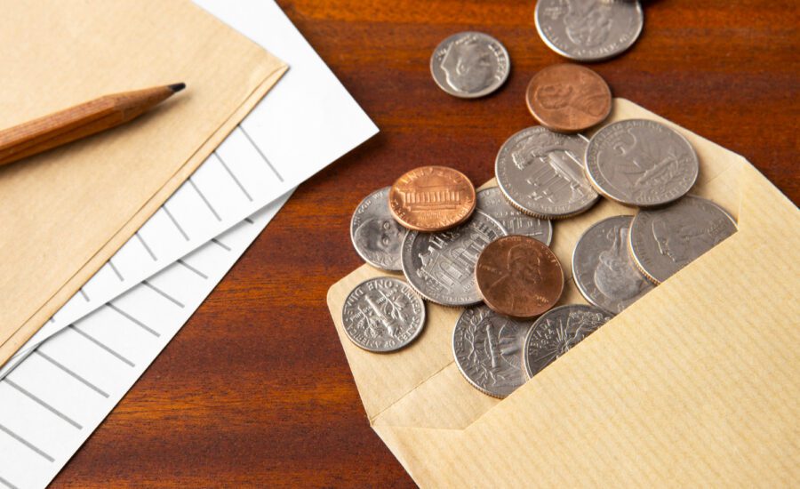 Close-up nas moedas na mesa: o guia definitivo de como evitar multas no seu negócio