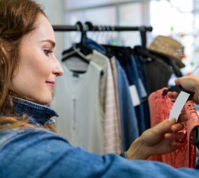 Mulher olhando para o preço do vestido