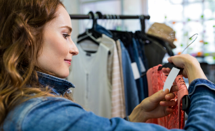 Mulher olhando para o preço do vestido